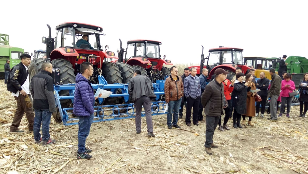 時風(fēng)國三大型拖拉機(jī)在黑龍江省深松深耕現(xiàn)場演示會上大放異彩